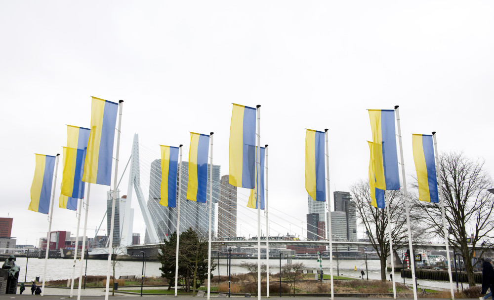 Gebouwen met Oekraïense vlaggen op de voorgrond